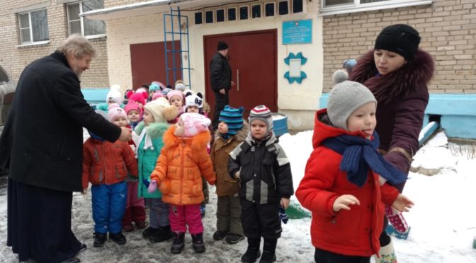 В период Святок протоиерей Сергий Киселев посетил детские сады №7 и №11 и поздравил детей, педагогов и родителей с Праздником Рождества Христова!