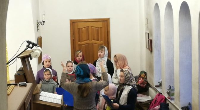01 декабря 2018 года в храме Рождества Христова Божественную Литургию пел детский хор Воскресной школы.