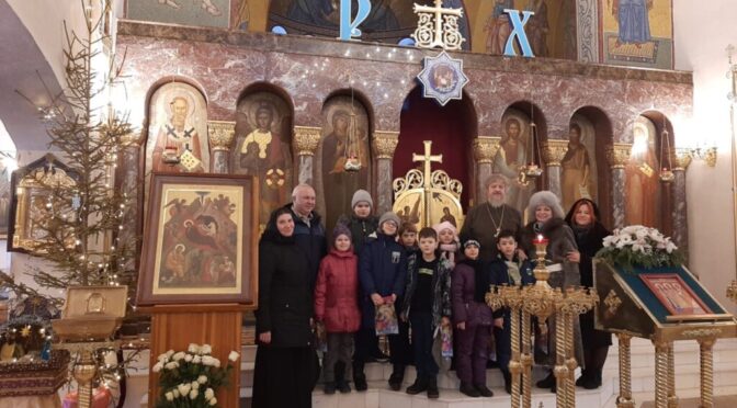 14 января 2022 года в храме Рождества Христова протоиерей Сергий Киселев принял детей из социально-реабилитационного центра «Теплый дом»