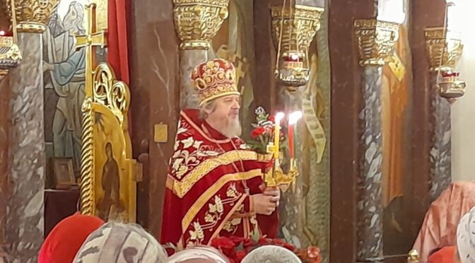 В ночь с 23 на 24 апреля 2022 года протоиерей Сергий Киселев совершил торжественное пасхальное богослужение в храме Рождества Христова Наукограда Фрязино